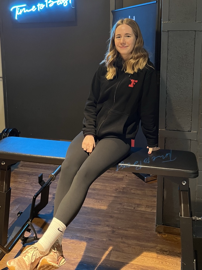 Marlene Schröer sitzt auf einer Trainingsbank im Fitness First Nordhausen